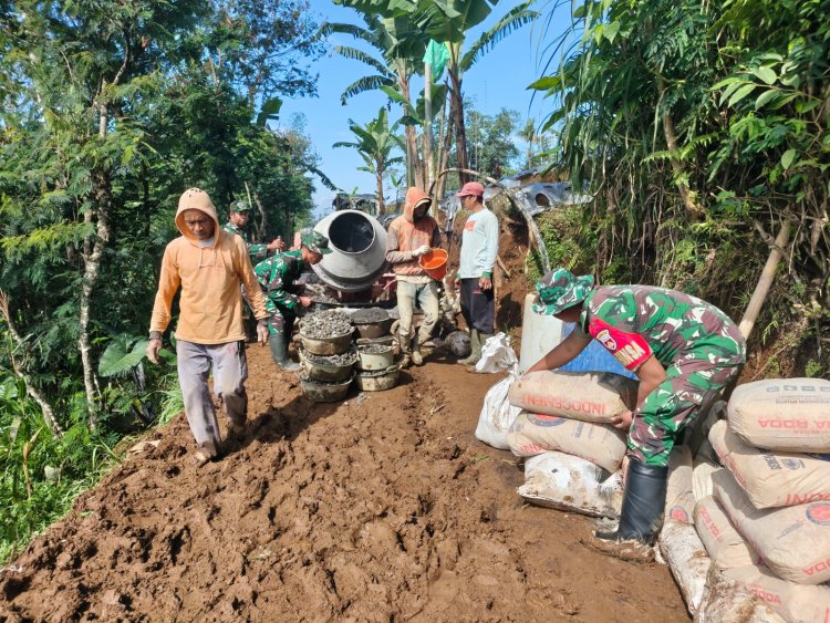 Babinsa Koramil 16 Pejawaran Karya Bakti Membuat Jalan Usaha Tani