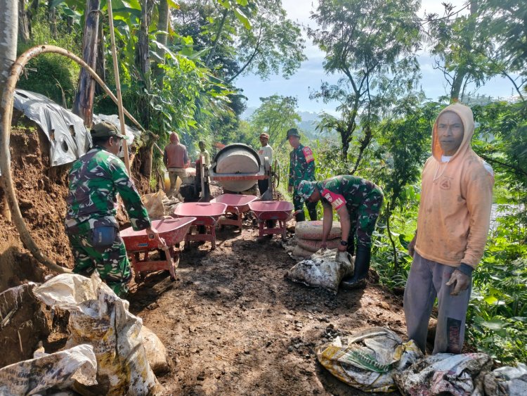 Babinsa Koramil 16 Pejawaran Karya Bakti Membuat Jalan Usaha Tani