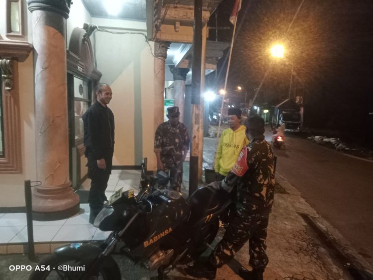 Lingkungan Aman Wargapun Nyaman Babinsa Rutin Laksanakan Patroli Malam