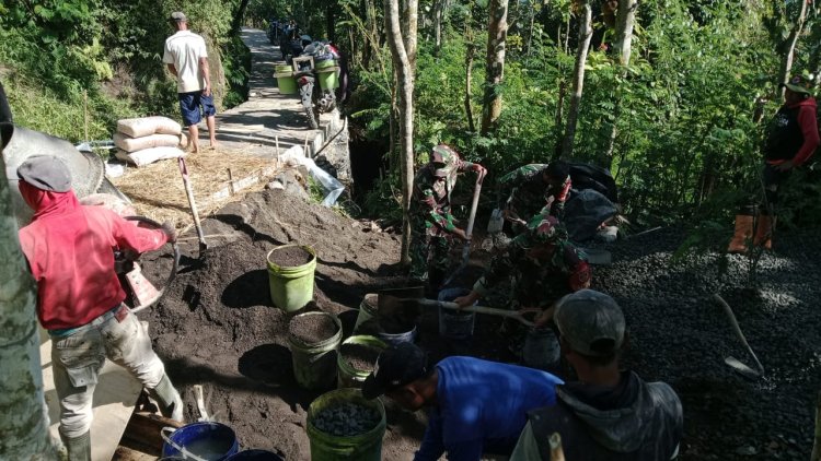 BABINSA MEMBANTU PEMBANGUNAN JALAN USAHA TANI