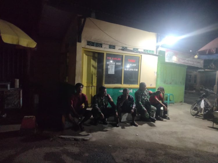 BABINSA BERSAMA WARGA MELAKSANAKAN SISKAMLING MENCIPTAKAN RASA AMAN DI WILAYAH BINAANNYA