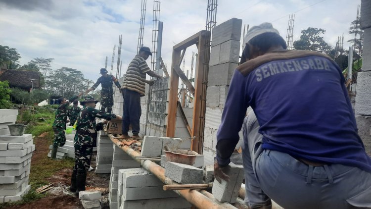 Koramil 03 Wanadadi Bersama Warga Gotong Royong Bangun Rumah