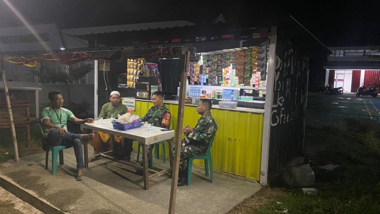 Babinsa Koramil 10 Bawang Intensifkan Patroli Malam di Pos Siskamling