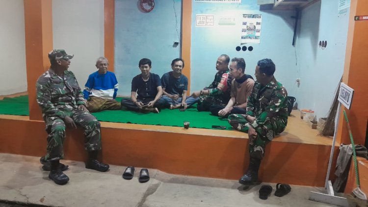 Anggota Koramil 12 Sigaluh Patroli Siskamling Bersama Warga Cegah Gangguan Kamtibmas