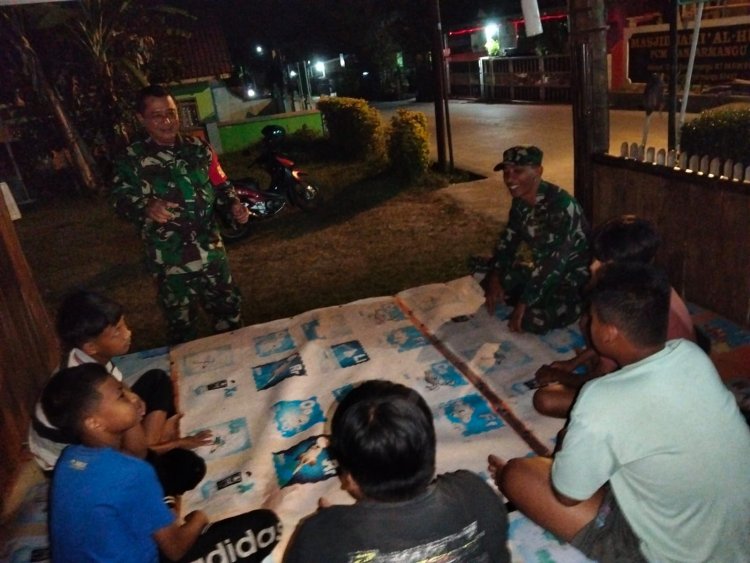Tingkatkan Keamanan Babinsa Dengan Warga Melaksanakan Siskampling Di Wilayah Binaan