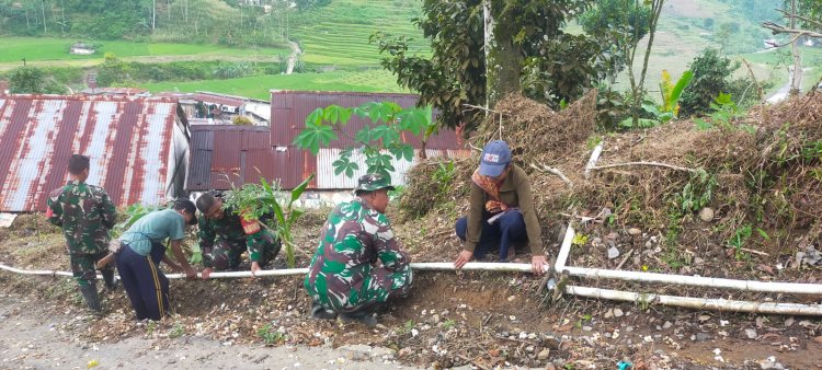 Danramil 06 kalibening dan Babinsa Bergotong royong bersama warga melaksanakan pipanisasi air bersih