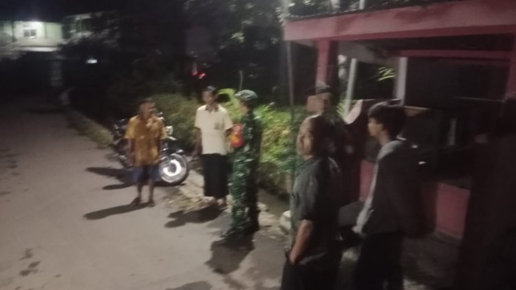 Patroli Rutin Piket Koramil 14 Madukara Sambangi Warga Sedang Ronda